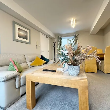 Market Street 1 King Bed Sleeps 2 *