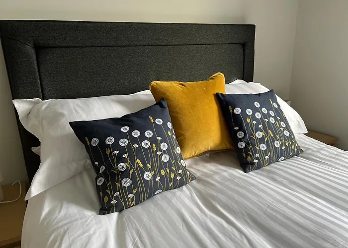 Market Street 1 King Bed Sleeps 2 Apartment *