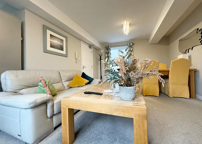 Market Street 1 King Bed Sleeps 2 *