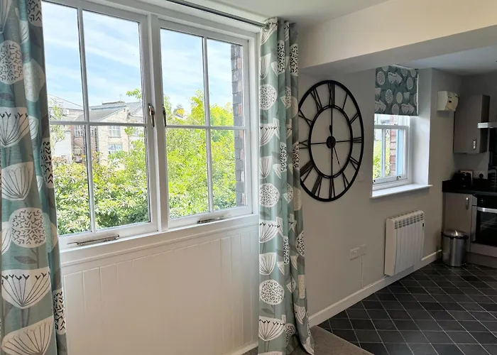 Market Street 1 King Bed Sleeps 2 Apartment